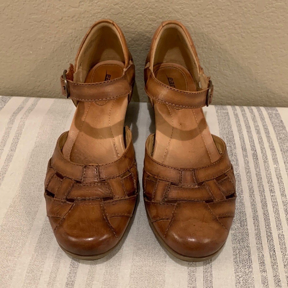Eart strap sandal shoe size 9.5.